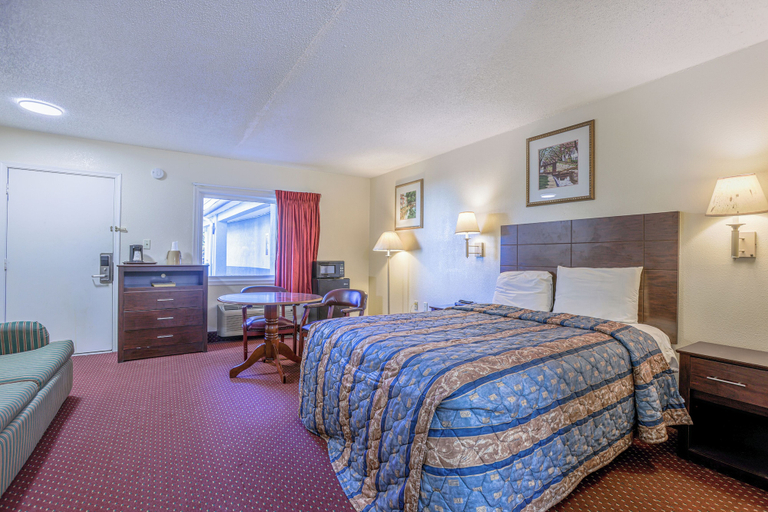 Bedroom 2, Whispering Pines by Hotel O Whitestone VA, Lancaster