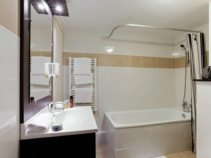 Bathroom 3, Aparthotel Adagio Access Marseille Saint-Charles, Bouches-du-Rhône