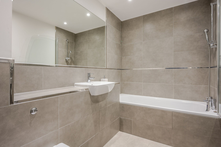 Bathroom 3, Luxurious 2 Bedroom Apartment With Free Parking, Essex