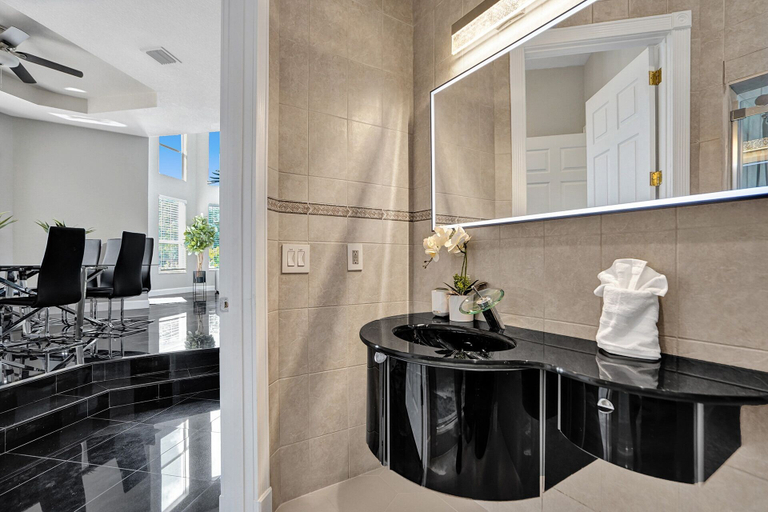 Bathroom 3, Lavish 8 Br Estate with Pool & Courts, Broward