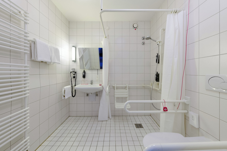 Bathroom 4, ibis Hamburg St Pauli Messe, Hamburg