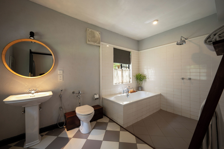 Bathroom 5, Goatfell, Walapane
