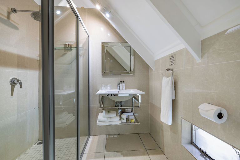 Bathroom 4, Loerie's Call Guesthouse, Ehlanzeni