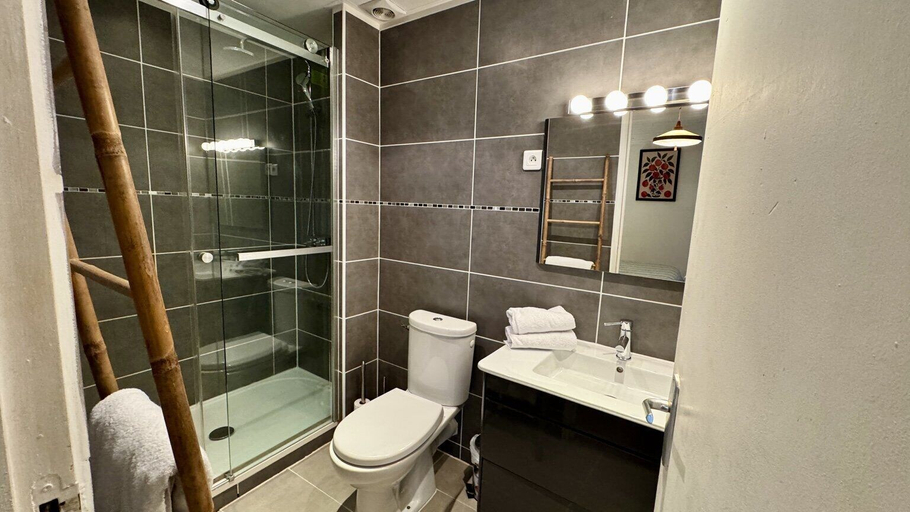 Bathroom 3, Hôtel le Galambre, Gard