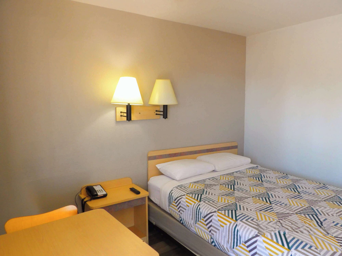 Bedroom 4, Motel 6 Ontario, OR, Malheur