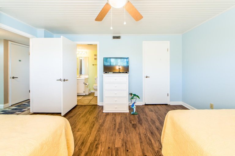 Bedroom 3, Moonspinner 211b - PCB East, Bay