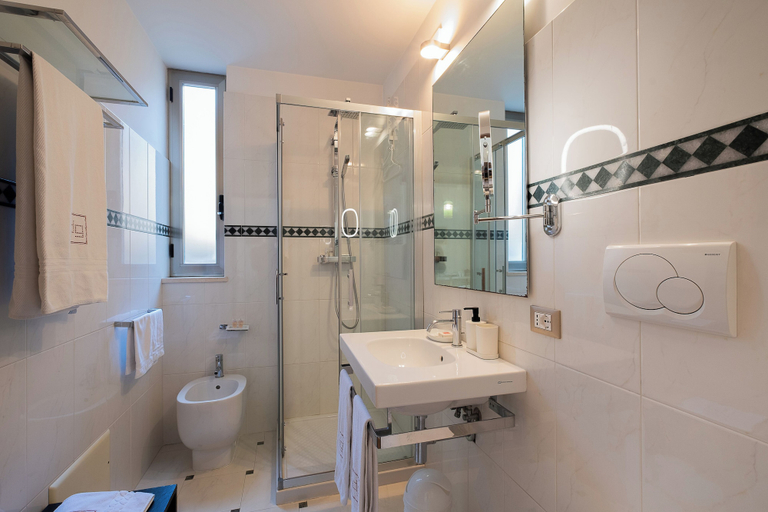 Bathroom 5, Palazzo De Giorgi, Lecce