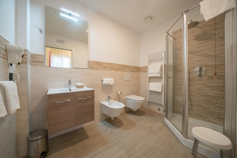 Bathroom 5, Hotel San Pancrazio, Bergamo