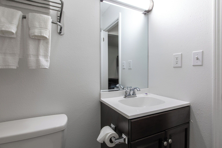 Bathroom 4, Studio 6 Greenville, SC - I-85 Near Downtown, Greenville