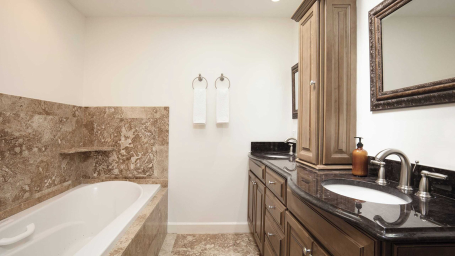 Bathroom 3, Hilton Lagoon by Avantstay Designer Home w/ Luxe Pool in Hilton Head, Beaufort