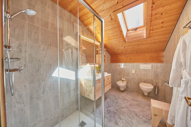 Bathroom 5, Goldene Rose Karthaus, Bolzano