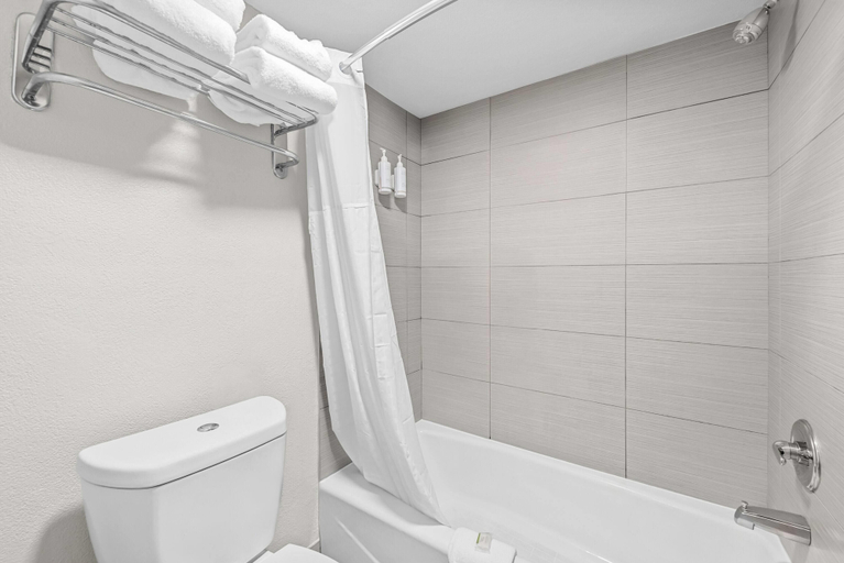 Bathroom 4, Days Inn by Wyndham Chesapeake, Chesapeake