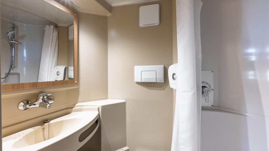 Bathroom 5, Premiere Classe Niort Est - La Crèche, Deux-Sèvres