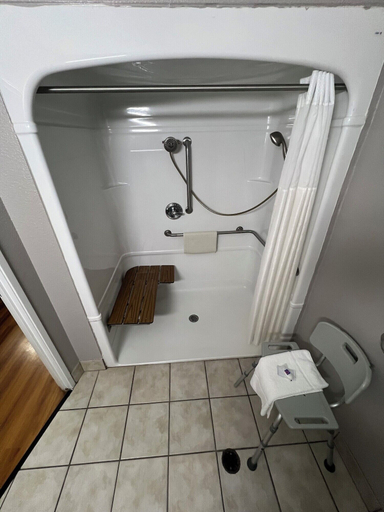 Bathroom 4, Motel 6 El Reno, OK, Canadian