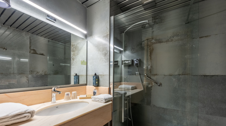 Bathroom 5, Hôtel Le Yachtman, The Originals Collection, Charente-Maritime