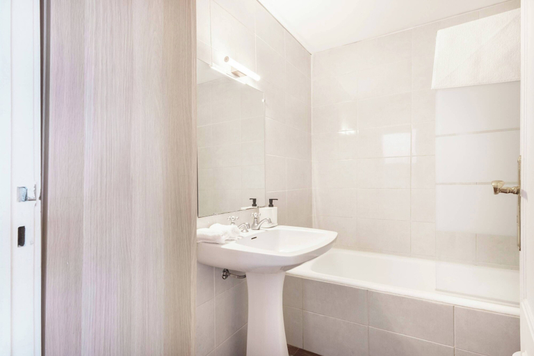 Bathroom 4, Comfy Apartment by Olala Homes, Cascais