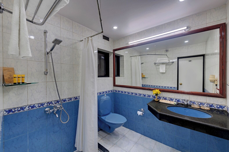 Bathroom 3, 8fold-Pinecrest By LaRiSa, Bhimtal, Nainital