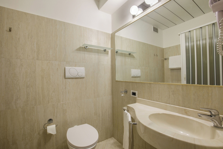 Bathroom 4, Hotel Marc Aurelio, Roma
