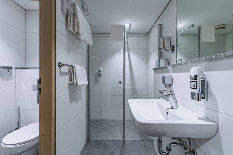 Bathroom 4, Hotel Gustav Stresemann Institut, Bonn
