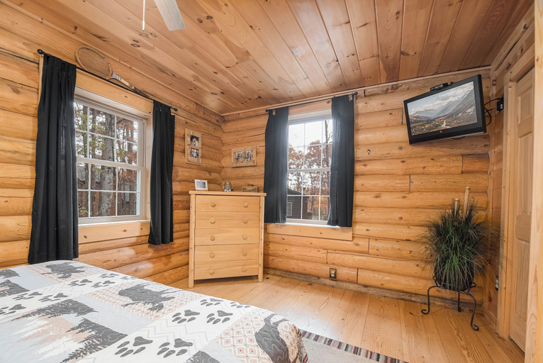 Bedroom 3, The Mountain Airy by Taylor Made Deep Creek, Garrett