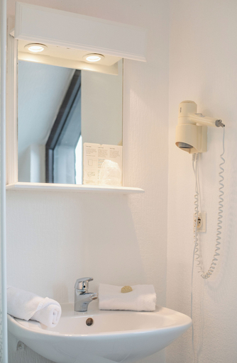 Bathroom 4, Hôtel La Tour des Anglais, Mayenne