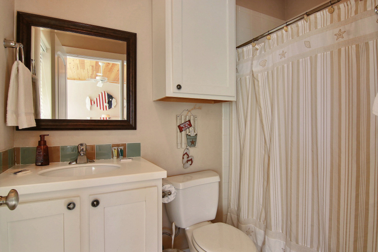 Bathroom, Ruby Redbird Roost by Silver Sands Vacation Rentals, Nueces