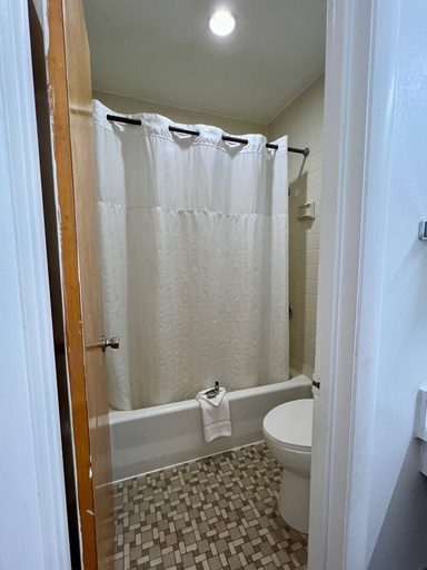 Bathroom 3, Village Inn, Saline