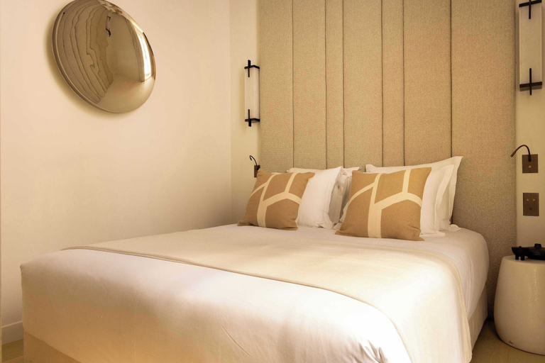 Room 3, Luxurious Astorg Residence, Paris