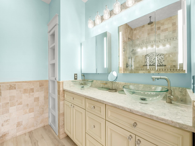 Bathroom 4, Orange Crush by Resort Collection, Bay