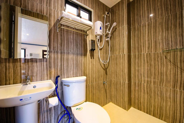 Bathroom 5, Kabaleyan Cove Resort powered by Cocotel, San Carlos City