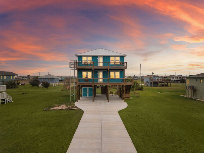 Exterior & Views