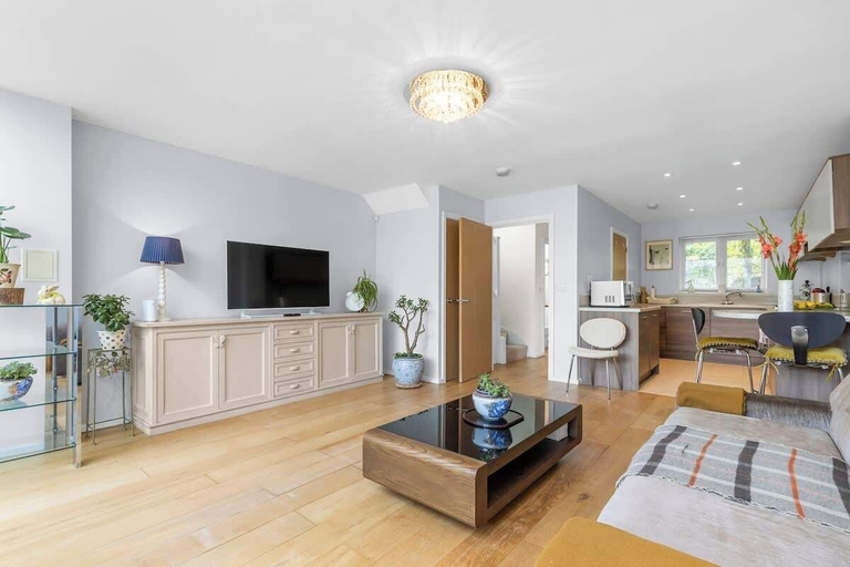 Room 4, 3-bed Greenhithe Retreat Garden Near Bluewater, Kent