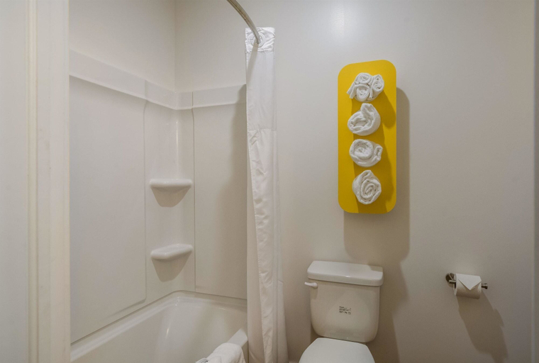 Bathroom 5, Motel 6 Moncton, NB, Westmorland
