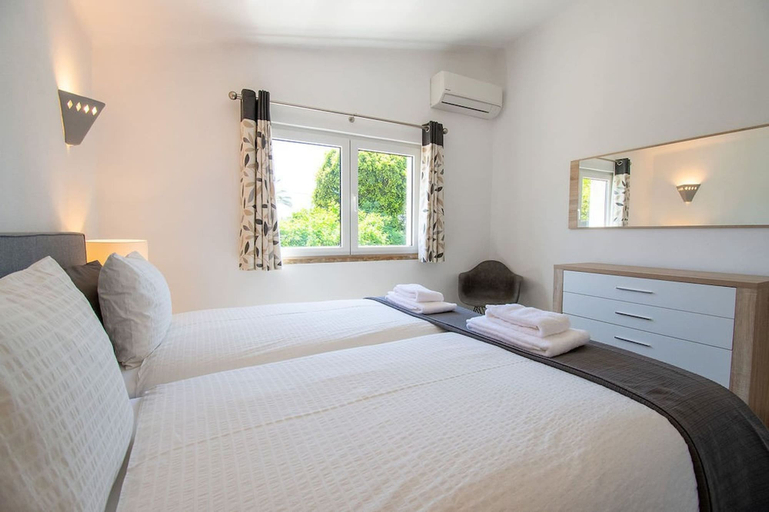 Room 4, Lavanda Magnificent Five Bedroom Villa in Carvoe, Lagoa