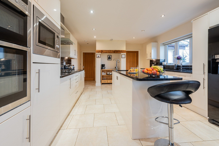 Private kitchen 4, Spacious Country House for 14, Holywell, No Deposit, Flintshire