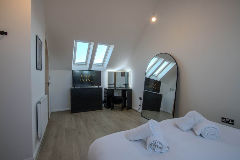 Room 3, Modern 2-bed House In Swinton - Private Parking, Salford