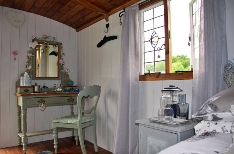 Room 3, Shepherd's Hut in Romsey With Fire Pit, Hampshire
