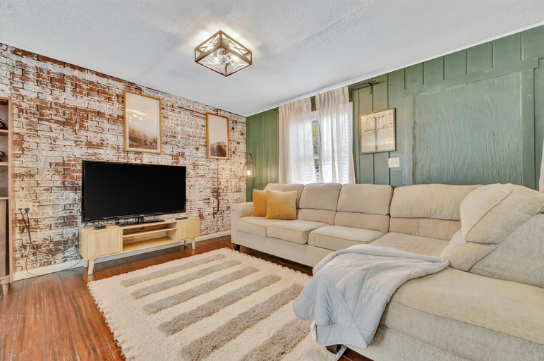 Room 2, Swann Ave Suite Walk to Bayshore Hyde Park, Hillsborough
