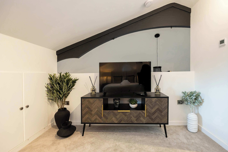 Room 2, Luxury Church Conversion in Hale - Sleeps 4, Trafford