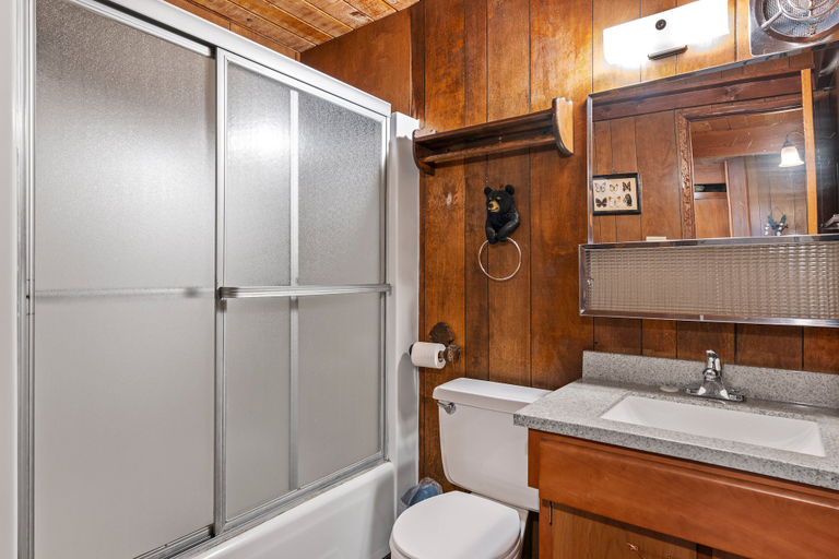Bathroom 3, Meadow View, Mariposa