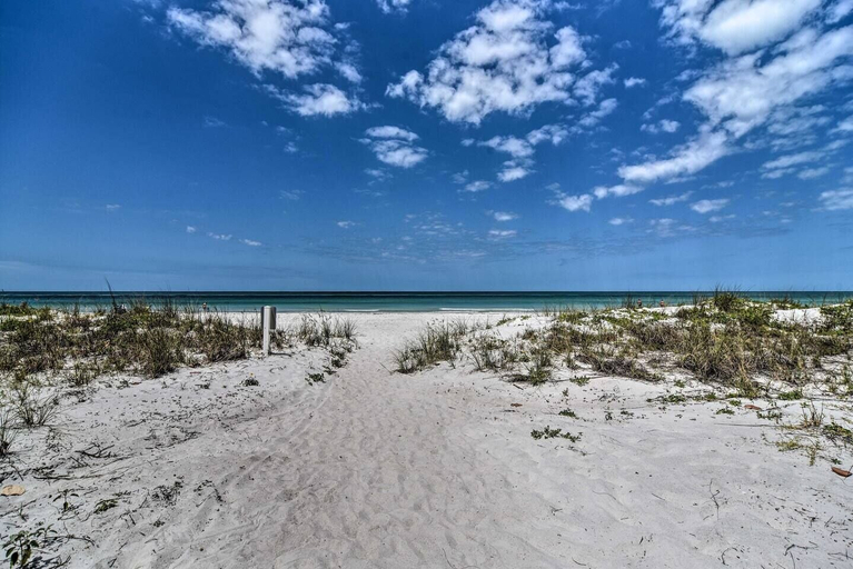 Room 5, Direct Beach Access Oceanfront Condo & Big Balcony, Pinellas