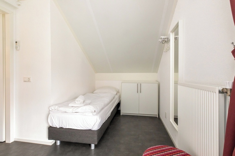 Room 4, Wonderful Beach Holiday Home for 6, Schouwen-Duiveland