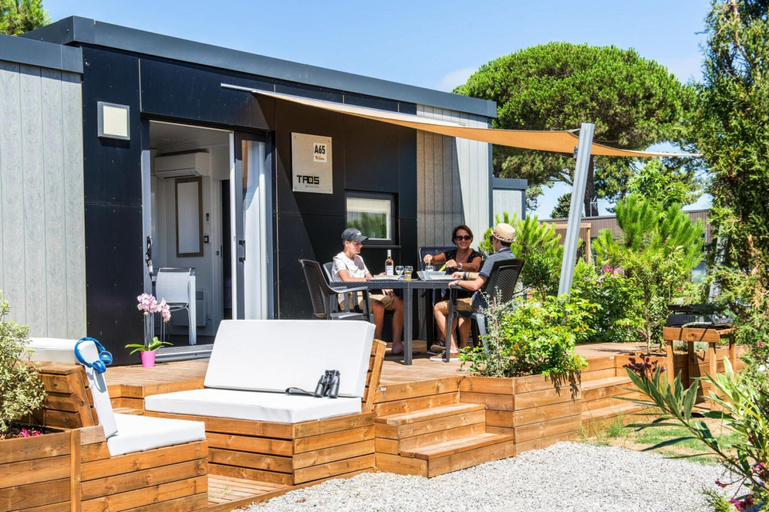 Outdoor dining 5, VIP Mobile Home With Terrace, Hérault