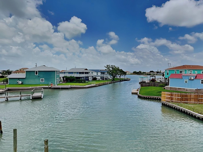 Exterior & Views 2, T's Getaway by Miss Kitty’s, Aransas