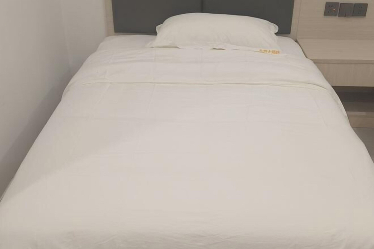 Room 3, Dong 'Du Da Jiu Dian, Vientiane