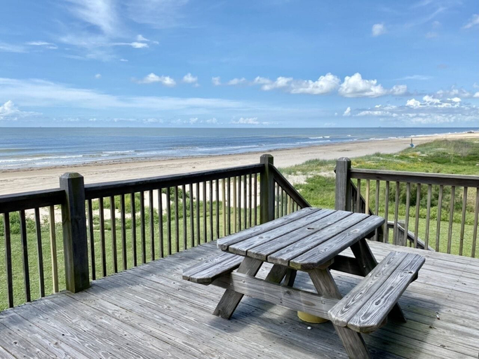 Outdoor dining 5, Love Shack 2 Bedroom Home by RedAwning, Galveston