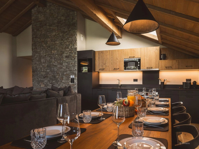 Dining 4, Chic Alpine Apartment with Shared Pool, Haute-Savoie
