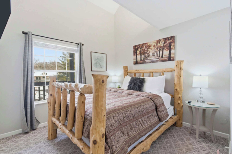 Room 2, Fall Creek Farmhouse For 6, Taney