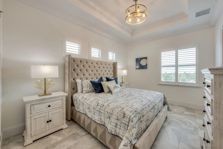 Room 1, Siesta Blue Estate, Lee