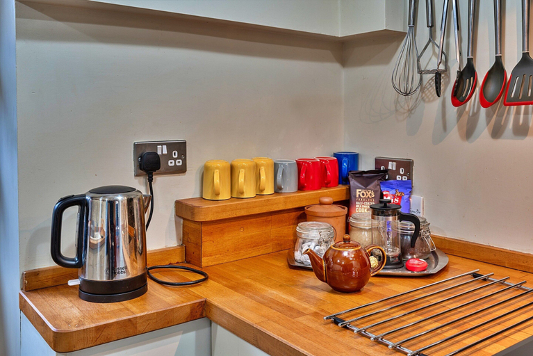 Private kitchen 5, 1 Bedroom Cottage in Stogursey, No Deposit, Somerset